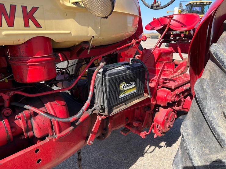 black-hawk-tractor-image-16