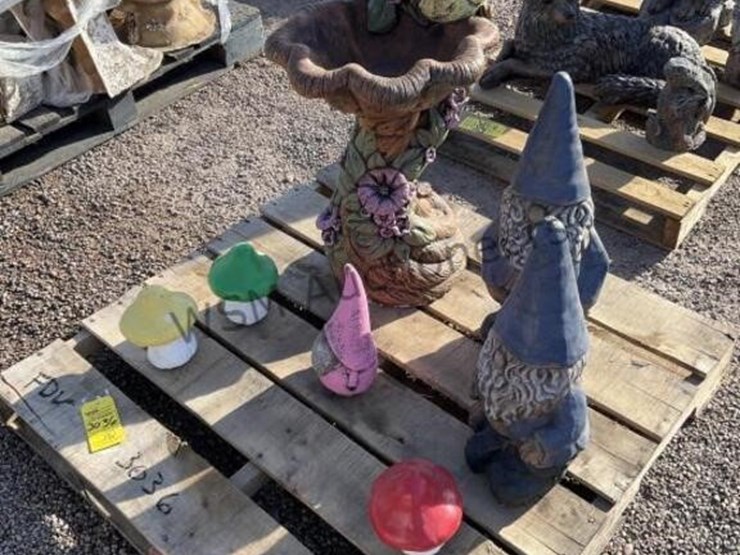 pallet-of-assorted-concrete-statues-image-2