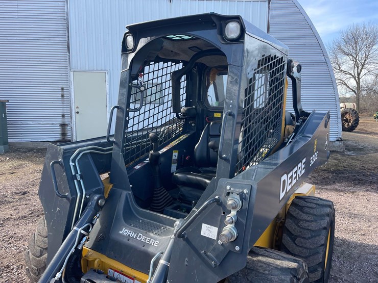2017-deere-320e-image-9