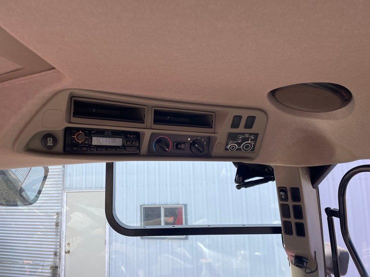 2013-case-ih-l765-image-42