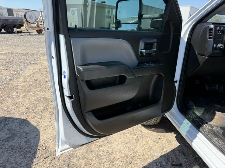 2019-chevrolet-3500hd-image-38