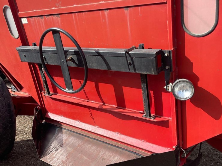 demco-650bu-posi-flow-gravity-wagon—1-owner-image-6