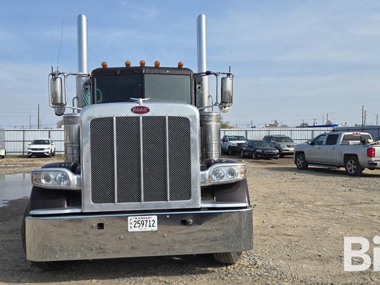 2022-peterbilt-389-image-2