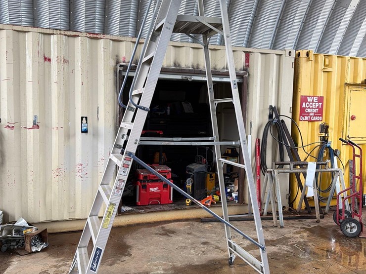 louisville-8-aluminum-rolling-ladder-image-1