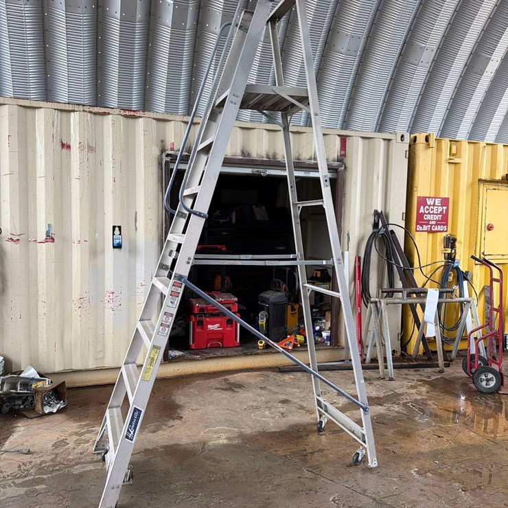 LOUISVILLE 8 ALUMINUM ROLLING LADDER