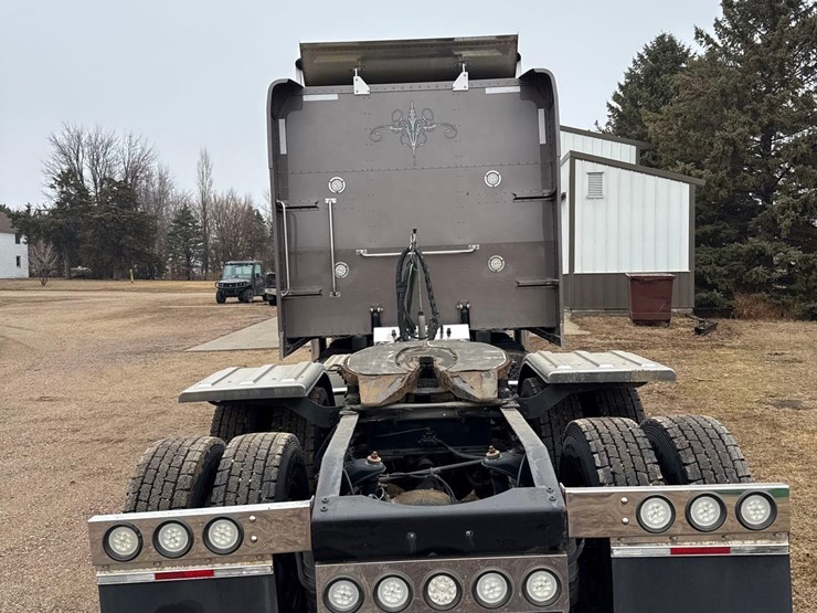 2016-peterbilt-389-image-5