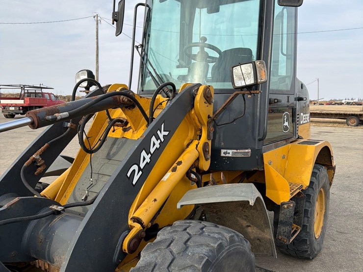 2016-deere-244k-image-32