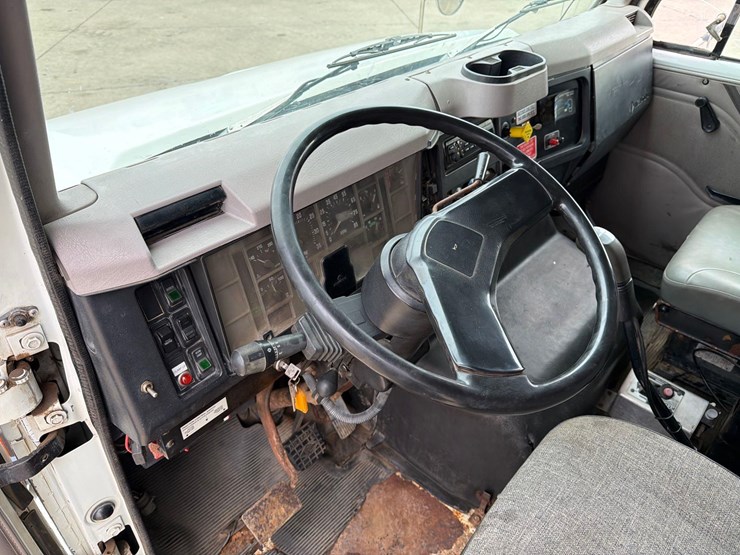 2000-international-8100-image-34