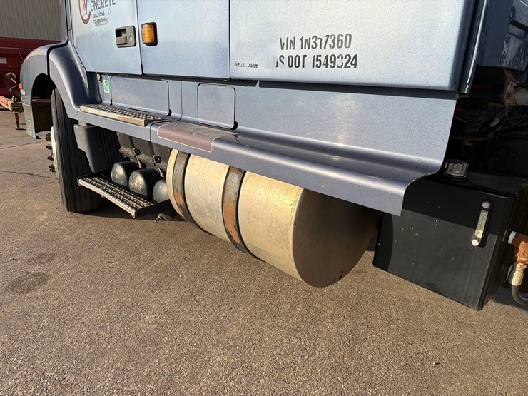 2001-volvo-vn-image-13