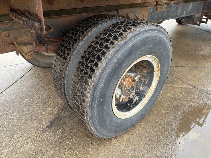 1990-ford-f700-image-25