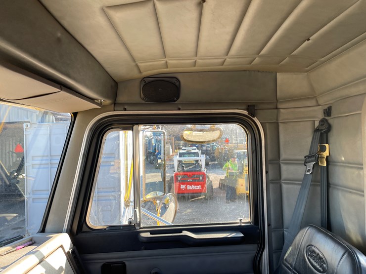 1999-peterbilt-330-image-37