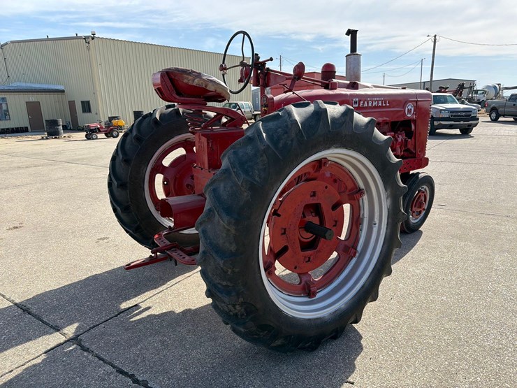 1953-farmall-super-m-tractor-image-4