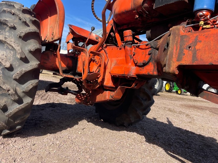 allis-chalmers-d15-2wd-tractor-image-31