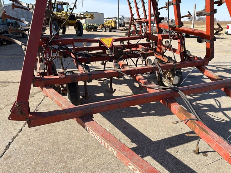 hesston-2210-image-6
