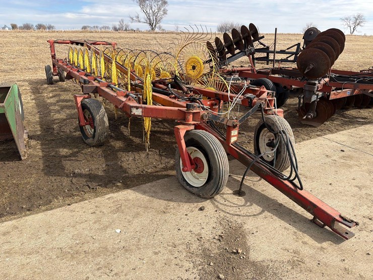 h&s-18-wheel-pull-type-rake-image-2