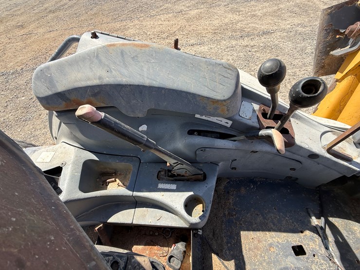 new-holland-555e-image-56