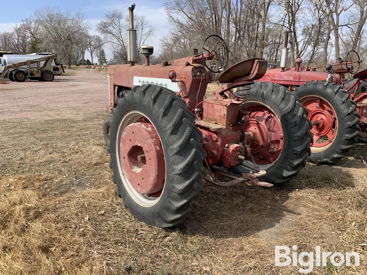 1954-farmall-400-2wd-tractor-image-7