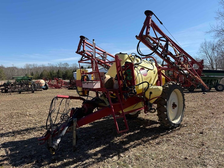 hardi-1000-gal-pull-type-sprayer-image-1