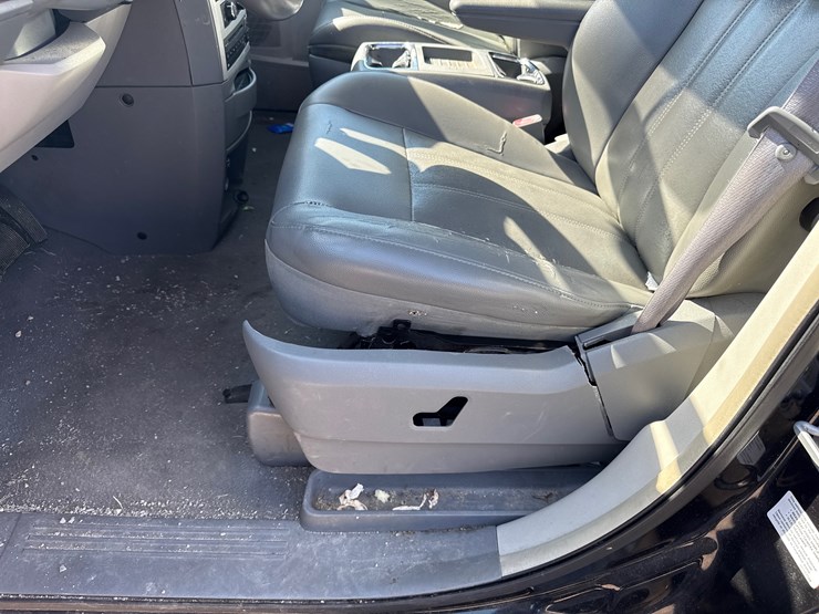 2009-chrysler-town-&-country-image-21