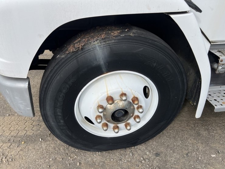 1998-freightliner-fl70-image-8