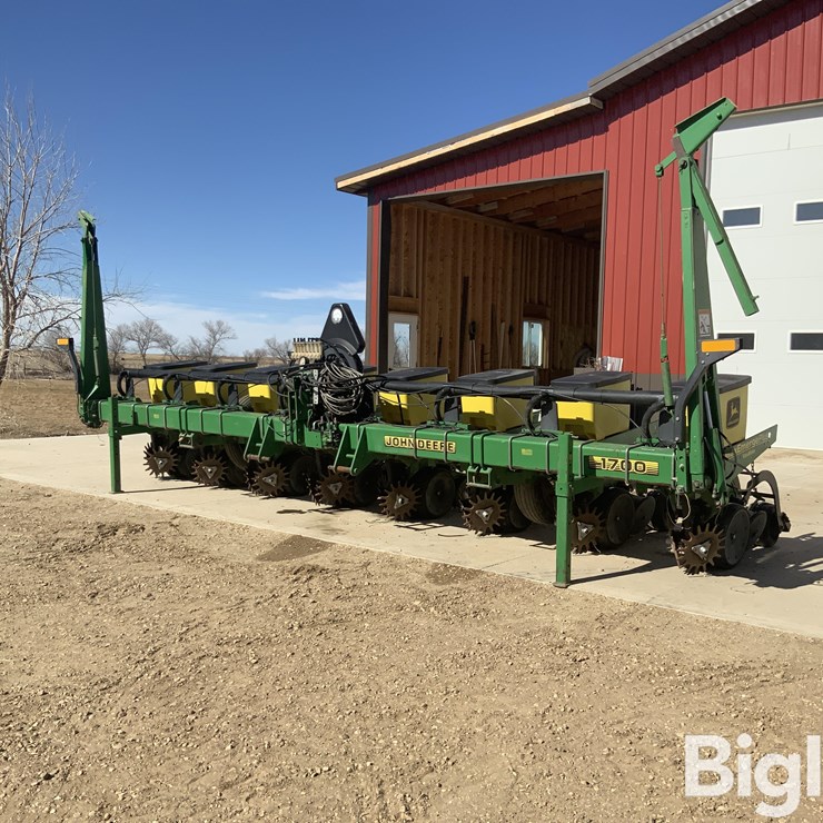 JOHN DEERE 1700