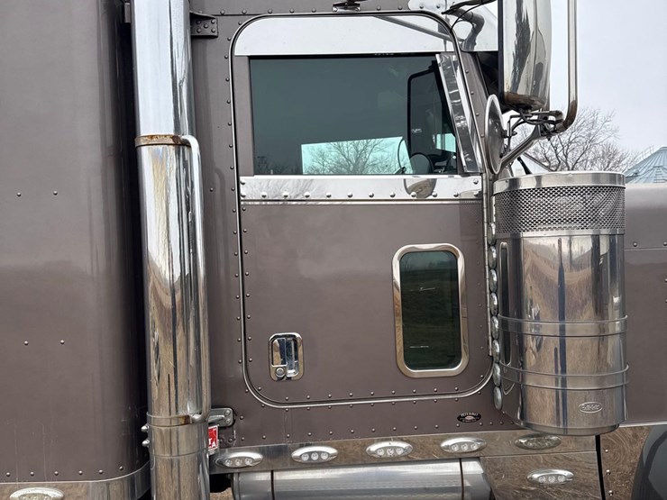 2016-peterbilt-389-image-63