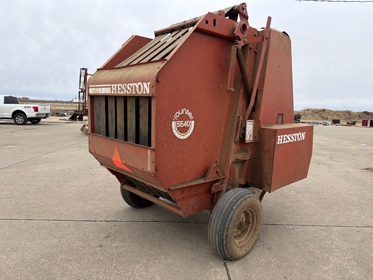 hesston-5540-image-3