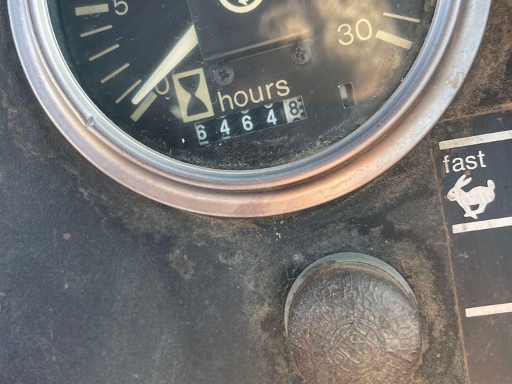 allis-chalmers-7040-2wd-tractor-image-33