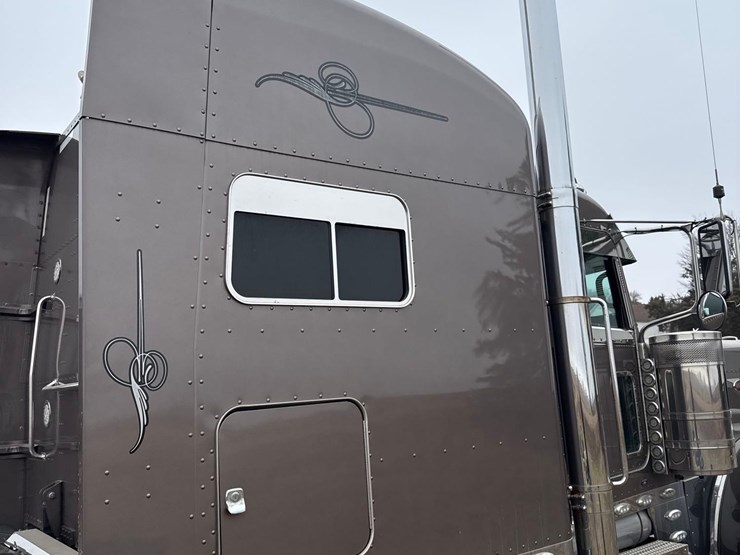 2016-peterbilt-389-image-30