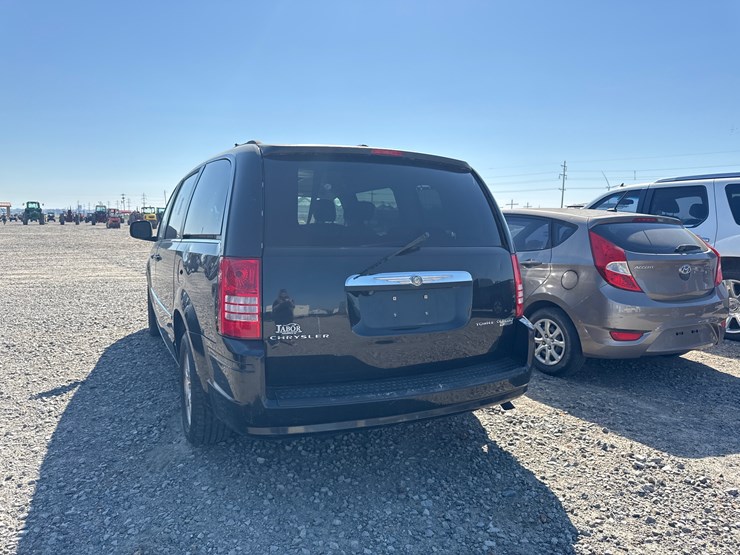 2009-chrysler-town-&-country-image-4