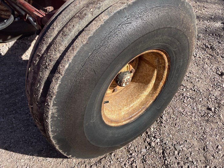 allis-chalmers-7040-2wd-tractor-image-13