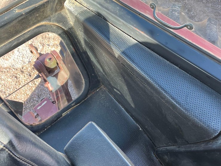 allis-chalmers-7040-2wd-tractor-image-45