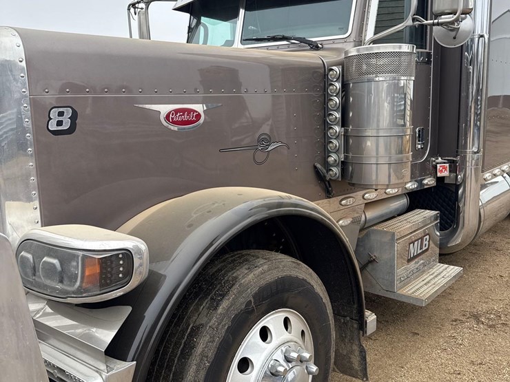 2016-peterbilt-389-image-40