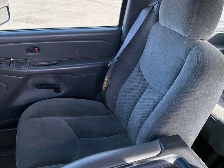 2005-chevrolet-k2500-image-38