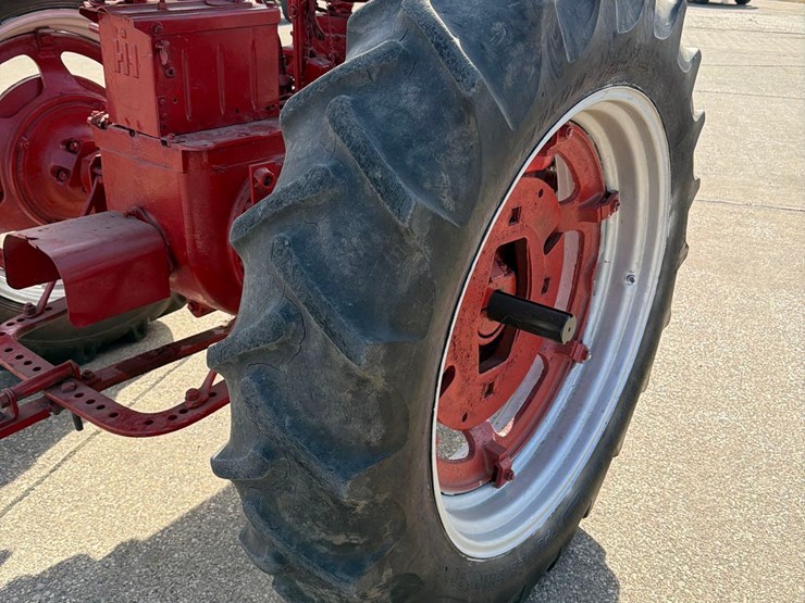 1953-farmall-super-m-tractor-image-19