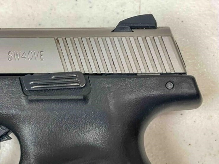 smith&-wesson-pistol-image-11