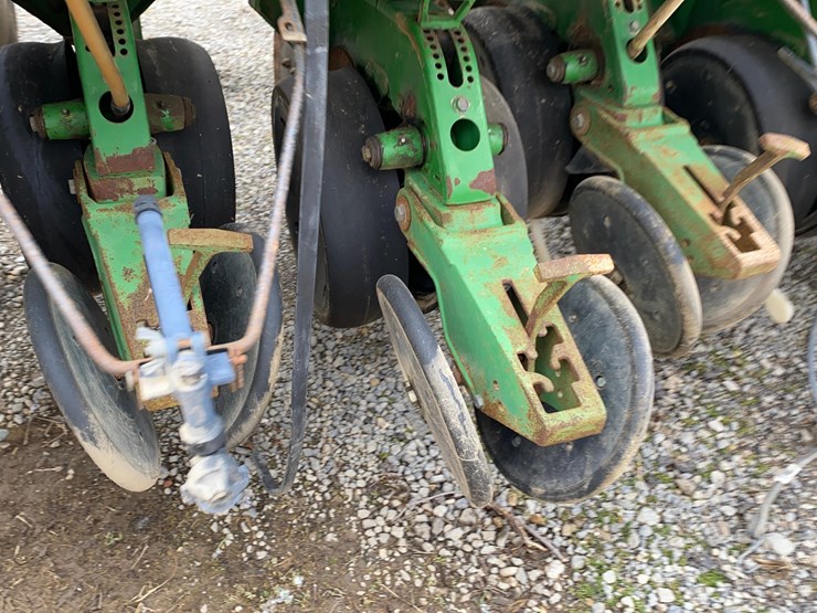 john-deere-7240-image-40