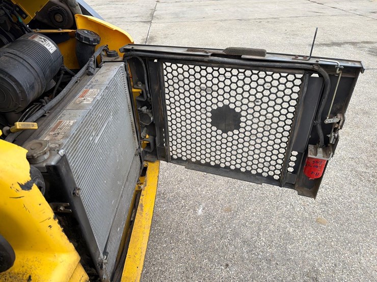 2011-new-holland-l218-image-47