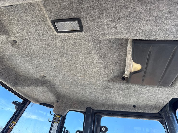 2024-deere-320-p-tier-image-37