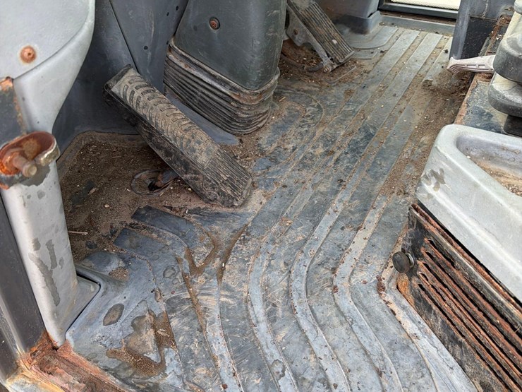 2016-deere-244k-image-36