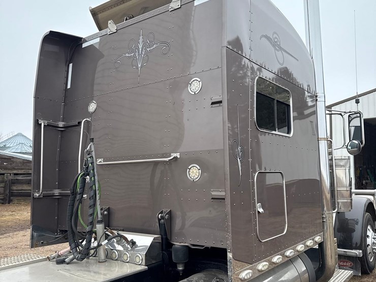 2016-peterbilt-389-image-21