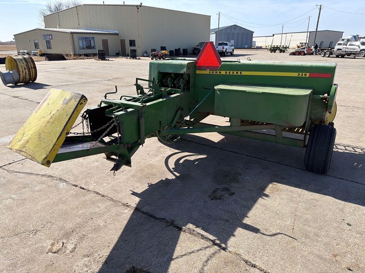 john-deere-336-image-3