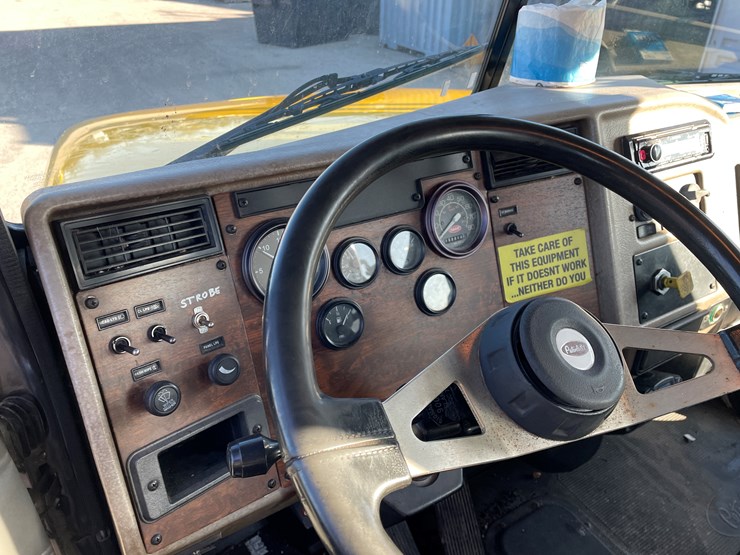 1999-peterbilt-330-image-43