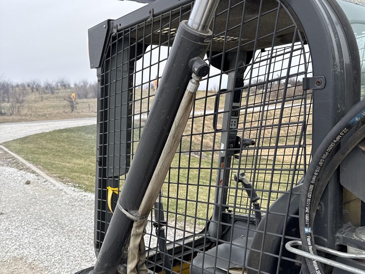 2013-new-holland-l230-image-16