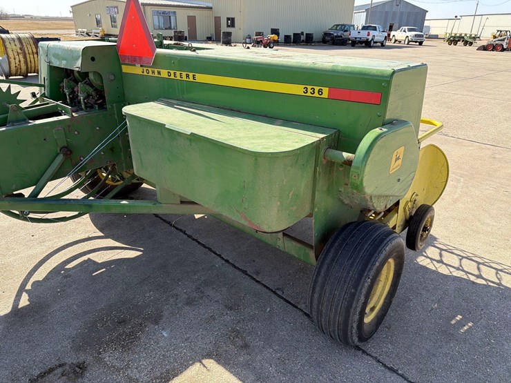 john-deere-336-image-14