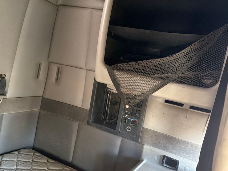 2001-volvo-vn-image-44