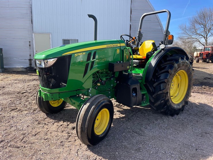 2017-john-deere-5085m-image-2