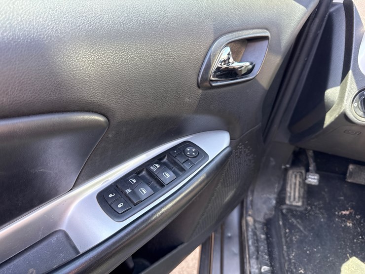 2012-dodge-journey-image-34