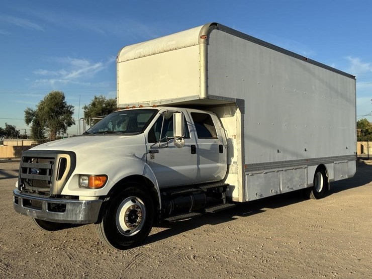 2013-ford-f650-xlt-image-1
