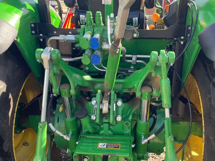 2017-john-deere-5085m-image-17